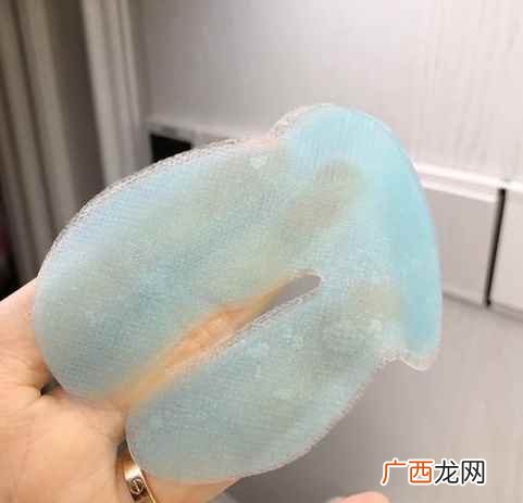 贴眼膜时特别需要注意一定要在深层洁面后不要有彩妆和底妆的残留 眼膜贴多久时间合适