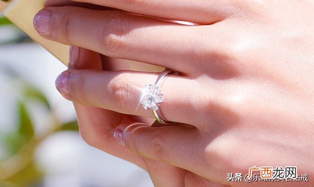 戒指戴小指上是什么意思男生 戒指戴小指上是什么意思