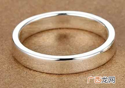 有人总结出更简单的“追、求、订、婚、离”五个字来解释 女生左手戴戒指的含义