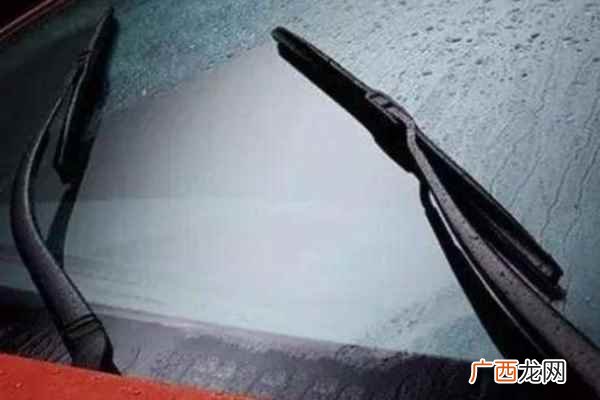 汽车雨刷1到2年换一次 汽车雨刮器多久换一次