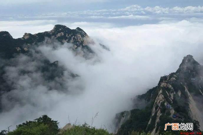 “祝融万丈拔地起，欲见不见轻烟里”是指？