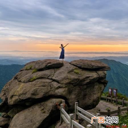 “祝融万丈拔地起，欲见不见轻烟里”是指？