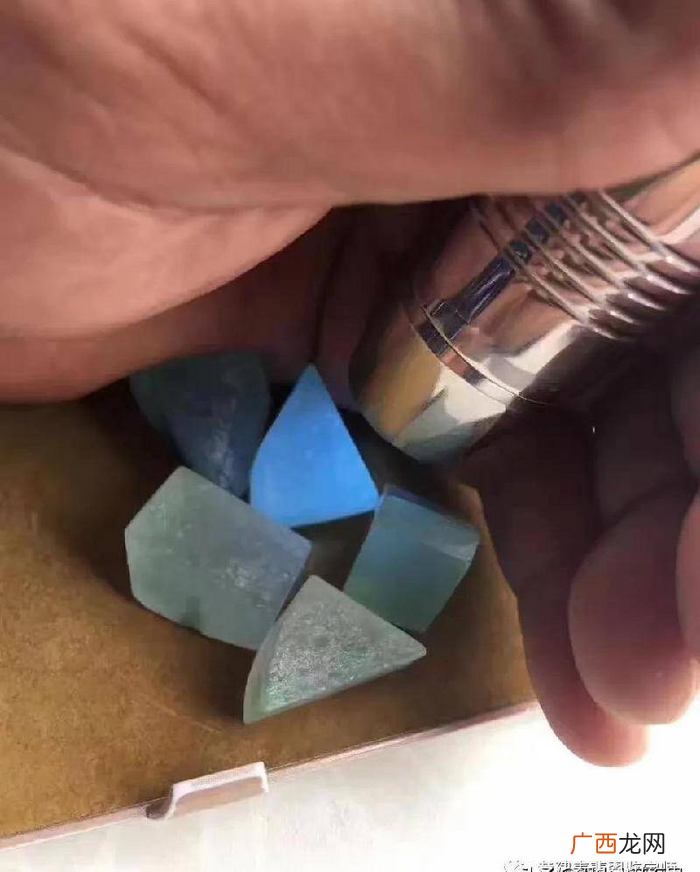 鉴定翡翠最简单的方法 自己在家怎么鉴定翡翠真假