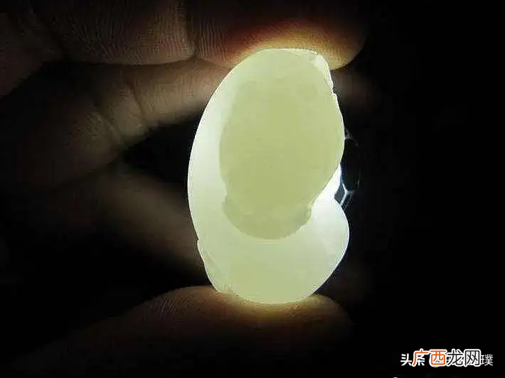 真玉和假玉在灯光下有啥区别视频 真玉和假玉在灯光下有啥区别