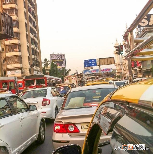 坡道怎么驾驶操作 上坡走走停停时手动挡如何跟车