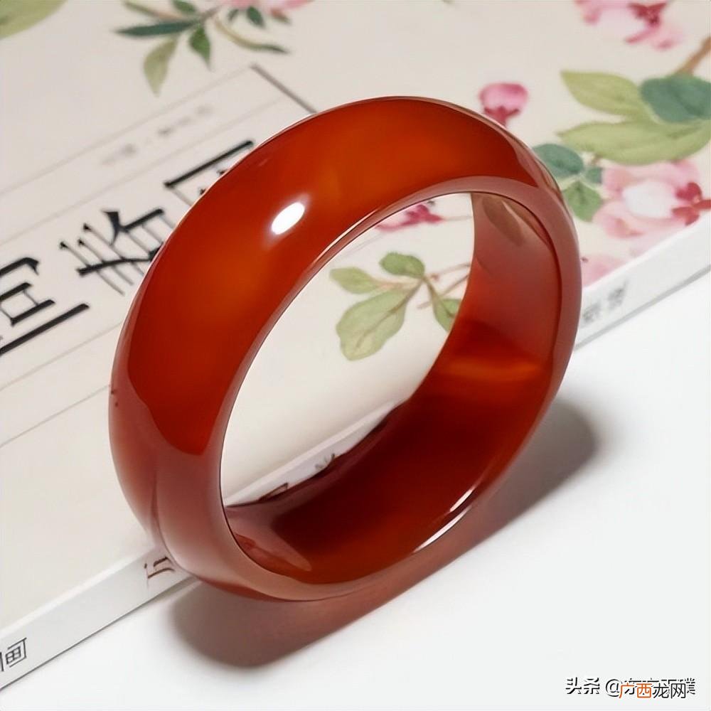 玛瑙和翡翠的区别在哪里 玛瑙和翡翠的区别