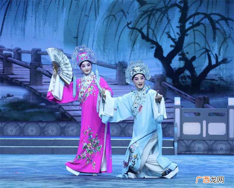 戏曲动作的表演过程和状态 戏曲亮相动作