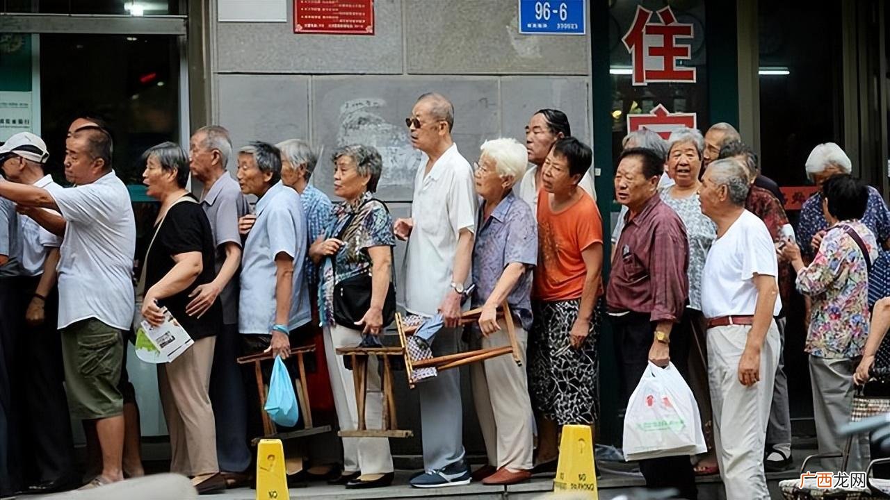 可以享受什么待遇 一个亿存银行一年多少利息