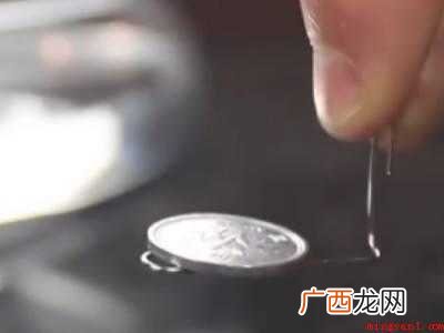 将一角硬币浮在水面上的方法
