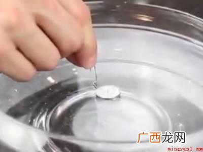 将一角硬币浮在水面上的方法