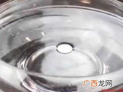 将一角硬币浮在水面上的方法