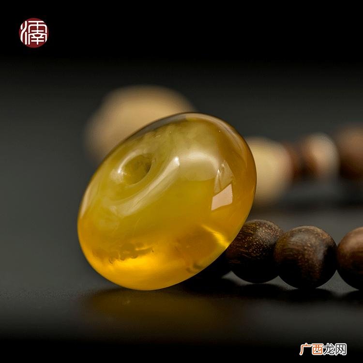 女生佩戴蜜蜡应该注意什么 女人戴蜜蜡的禁忌与好处