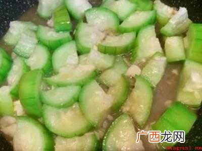 常见的蔬菜菜谱有清炒丝瓜、蒜香生菜、凉拌秋葵等 蔬菜菜谱