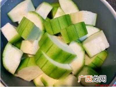 常见的蔬菜菜谱有清炒丝瓜、蒜香生菜、凉拌秋葵等 蔬菜菜谱