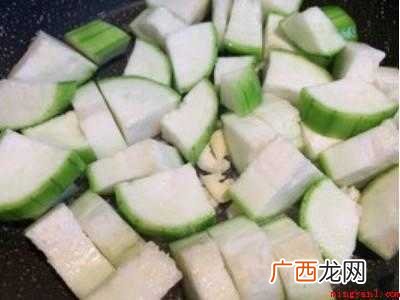 常见的蔬菜菜谱有清炒丝瓜、蒜香生菜、凉拌秋葵等 蔬菜菜谱
