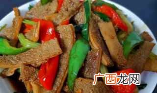 红辣椒切片备用 牛肚子怎么做既简单又好吃