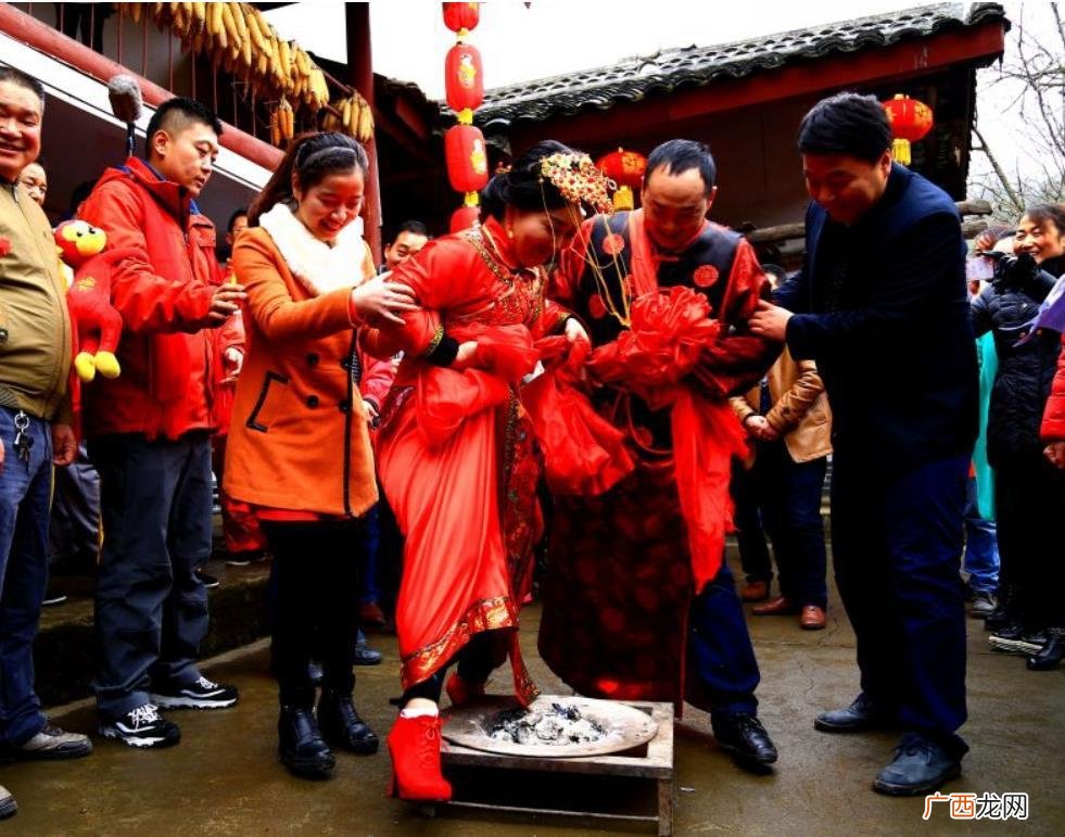 结婚的时候新娘进门跨火盆的智慧 跨火盆是什么意思