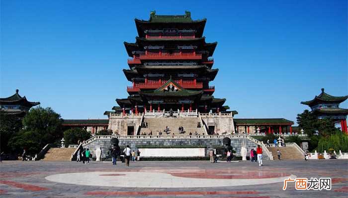 江南三大名楼分别是黄鹤楼、岳阳楼、滕王阁。 江南三大名楼是