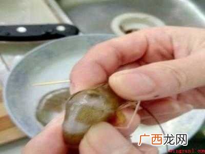 用牙签怎么挑虾线的具体操作步骤 用牙签怎么挑虾线
