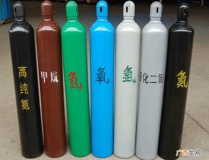 氮气的化学性质不活泼,常温下很难跟其他物质发生反应 氮气密度比空气大还是小