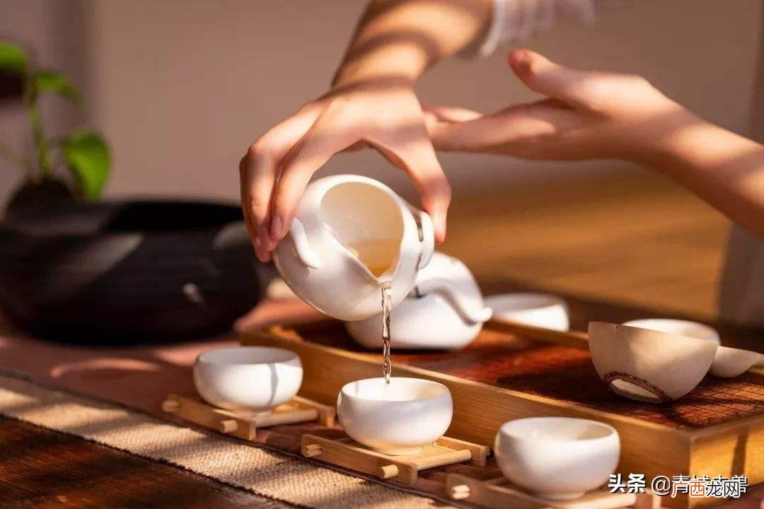 喝茶时教你正确叩手礼 别人倒茶时怎样敲手指