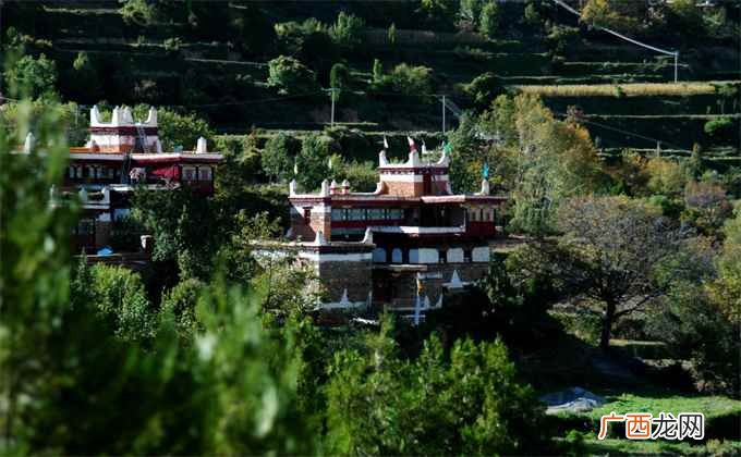 神山周围被65座山峰环绕,绚丽多姿的景色美不胜 收,围绕着这 丹巴美人谷在哪里