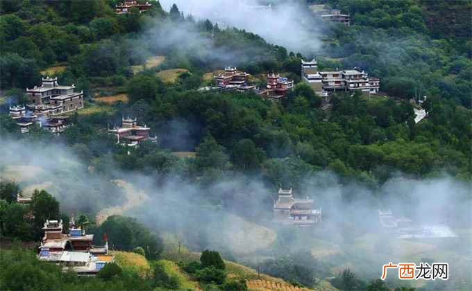 神山周围被65座山峰环绕,绚丽多姿的景色美不胜 收,围绕着这 丹巴美人谷在哪里