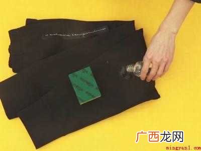 黑裤子弄上胶水了怎么能去掉的具体操作步骤 黑裤子弄上胶水了怎么能去掉