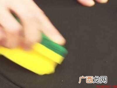 黑裤子弄上胶水了怎么能去掉的具体操作步骤 黑裤子弄上胶水了怎么能去掉
