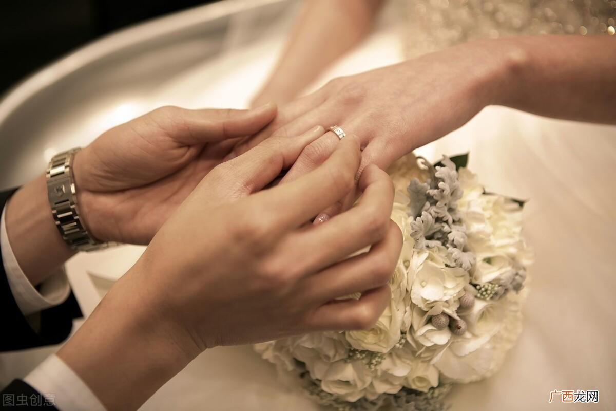 不同手指戒指的戴法详解 婚戒男生戴哪只手