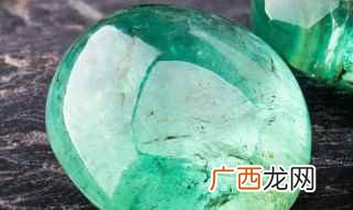 祖母绿翡翠手镯价格在几万元至几十万元左右