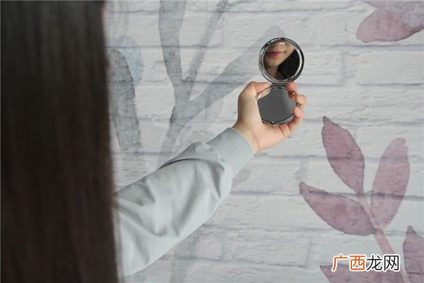 夜里照镜子会有什么后果 为什么晚上不能照镜子
