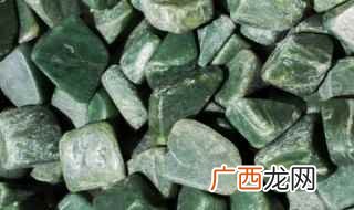 翡翠皮壳表面明显与石头周围颜色不一样 翡翠原石白色莽什么样子