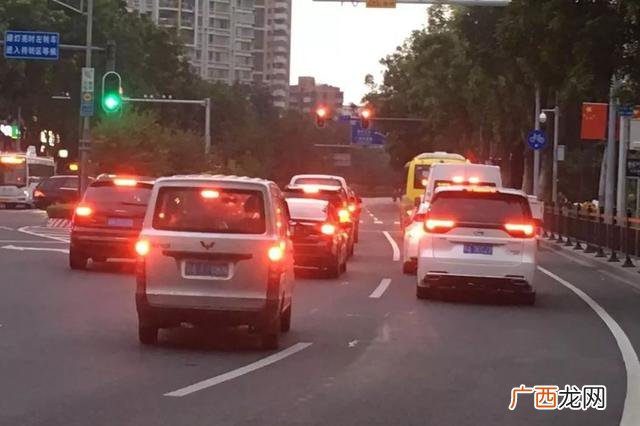 坡道上等红绿灯怎么挂挡 等红绿灯手动挡的车如何操作