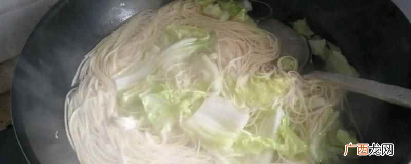 菜叶和菜帮分开放 白菜撕成小片 白菜面条怎么做好吃