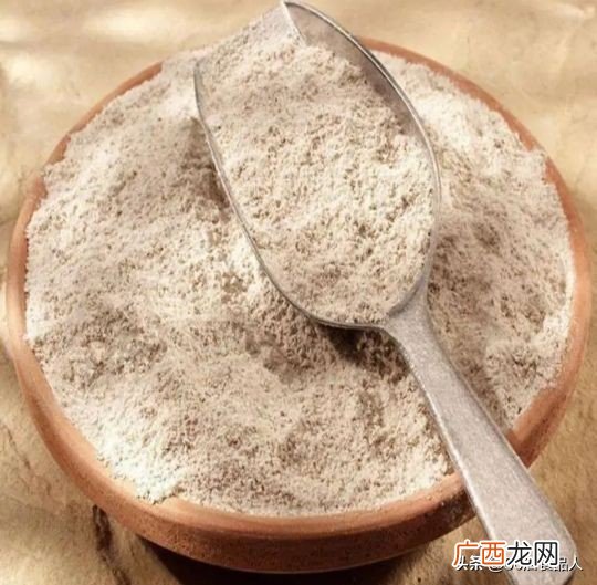普通面粉黑全麦粉的区别 黑全麦粉和全麦粉的区别是什么