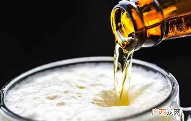 晚上喝啤酒对身体有害吗 晚上喝啤酒会胖吗