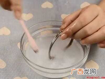 银子变铜色怎么变回来的具体操作步骤 银子变铜色怎么变回来