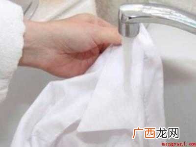 衬衫领子立起来小妙招的具体操作步骤 衬衫领子立起来小妙招