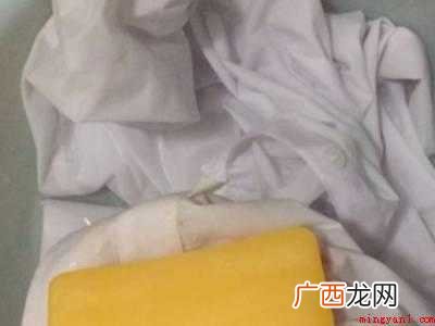 衬衫领子立起来小妙招的具体操作步骤 衬衫领子立起来小妙招