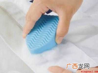 衬衫领子立起来小妙招的具体操作步骤 衬衫领子立起来小妙招