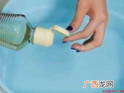 怎么去除衣服的味的具体操作步骤 怎么去除衣服的馊味