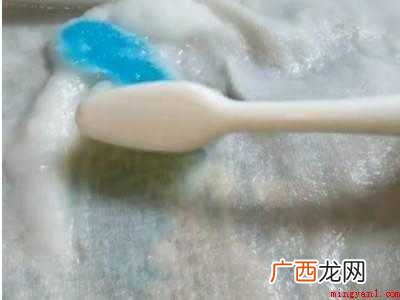 水晶泥弄到衣服上怎么洗掉的具体操作步骤 水晶泥弄到衣服上怎么洗掉