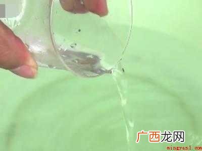 漂水把衣服漂红怎么办的具体操作步骤 漂水把衣服漂红怎么办