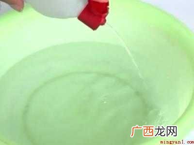 漂水把衣服漂红怎么办的具体操作步骤 漂水把衣服漂红怎么办