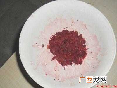凤仙花怎么染指甲更红的具体操作步骤 凤仙花怎么染指甲更红