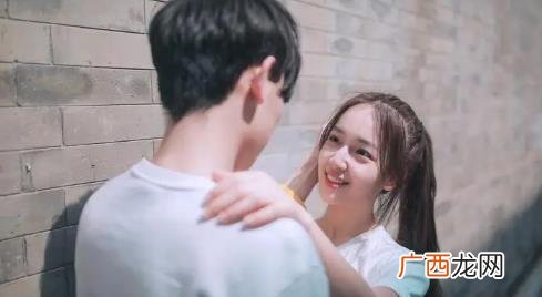 女孩摸男孩头有什么特别含义 女孩摸男孩头代表什么