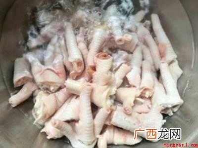 泡鸡爪煮多少分钟合适的具体操作步骤 泡鸡爪煮多少分钟合适