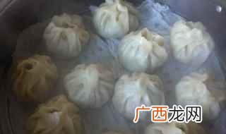 饺子皮薄馅包成小笼包的样子 小笼包子的做法