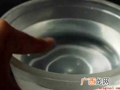 粘蝇板的胶怎么去除的具体操作步骤 粘蝇板的胶怎么去除